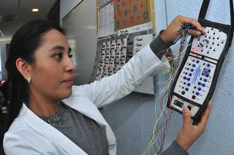 Mujer usando un electroencefalograma