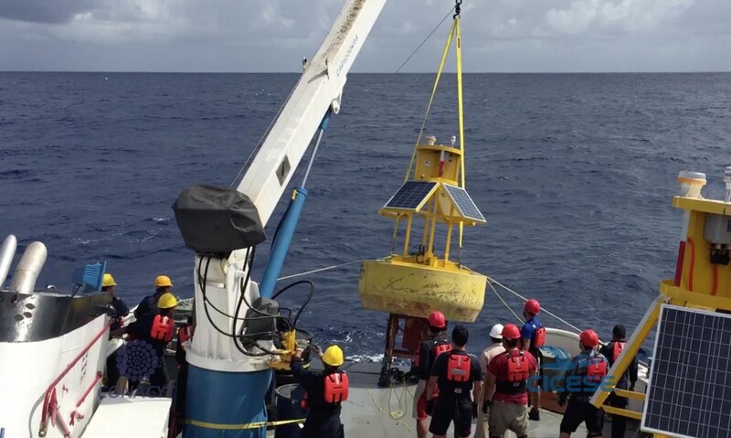 Científicos izan una boya oceanográfica en el mar