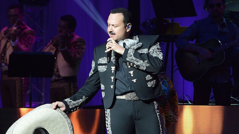 Vicente Fernández cantando en concierto