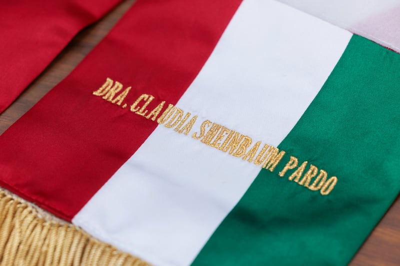 Con letras doradas fue personalizada la Banda Presidencial que la Presidenta Sheinbaum usará esta noche