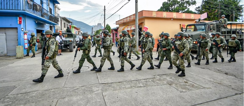 Militares patrullando una calle en Centroamérica