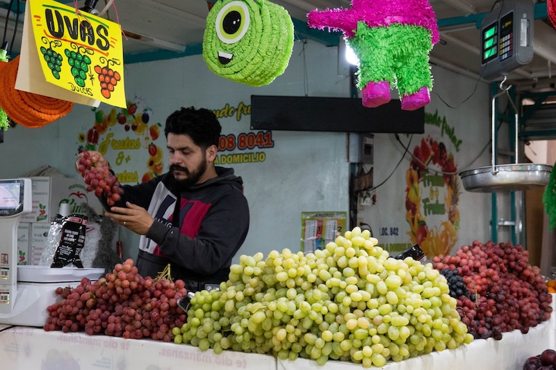 En vísperas los festejos de Año Nuevo, el precio de uvas oscila de 40 a 60 pesos el medio kilo en el Mercado de Jamaica.