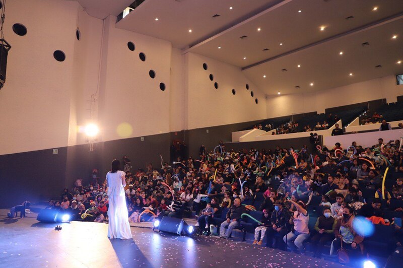 Cantante infantil en concierto