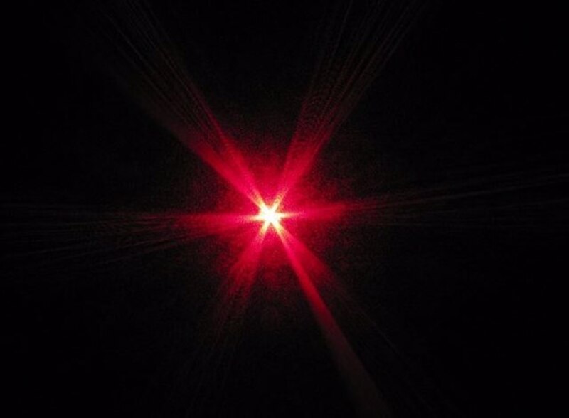 Rayo láser rojo sobre fondo negro