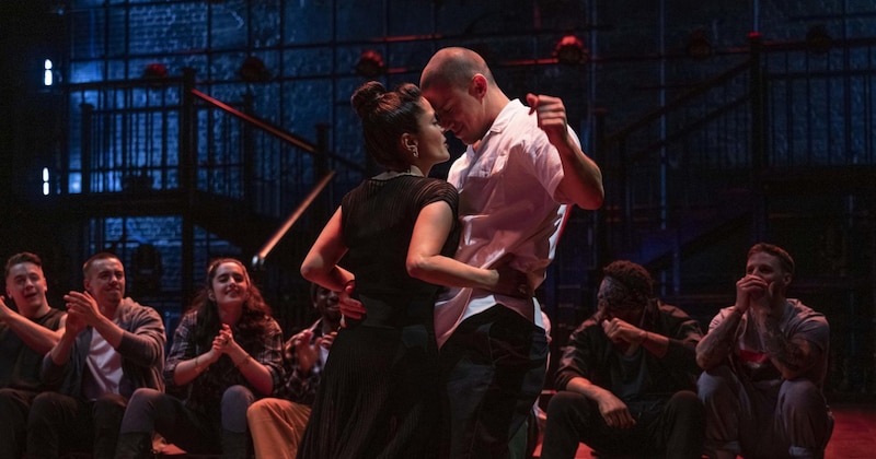 Pareja bailando en un escenario