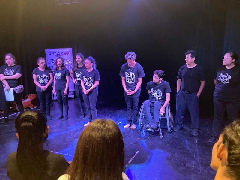 Actores en escena durante una representación teatral.