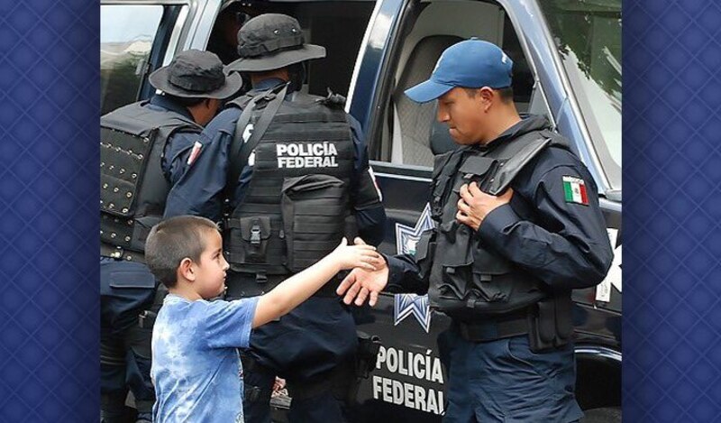 Policía Federal mexicana ayuda a un niño