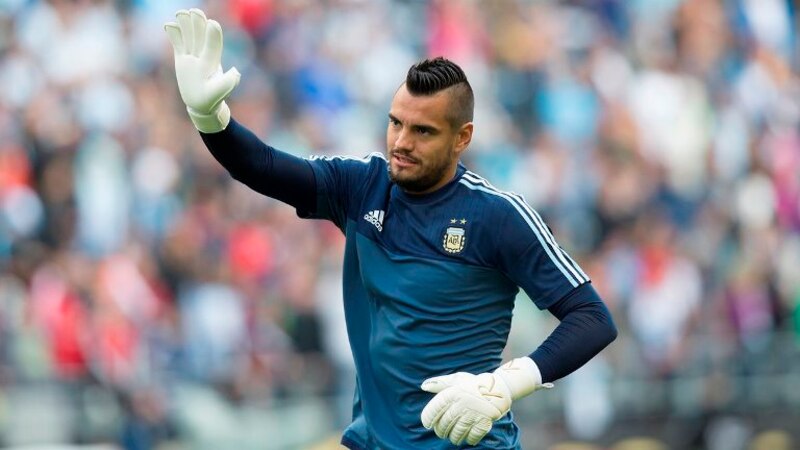 El arquero argentino Sergio Romero saluda a la hinchada