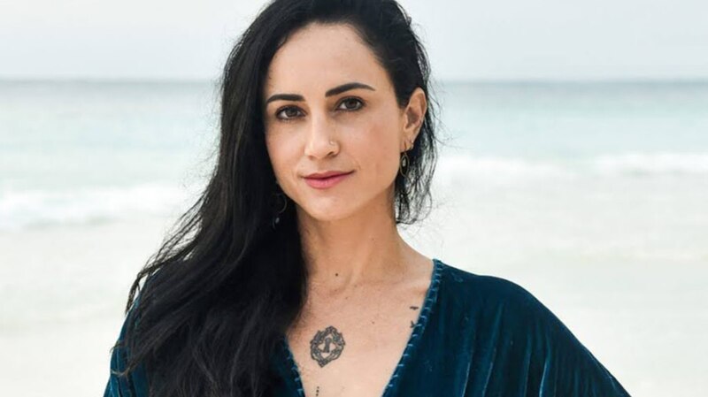La escritora española María Dueñas, en la playa.