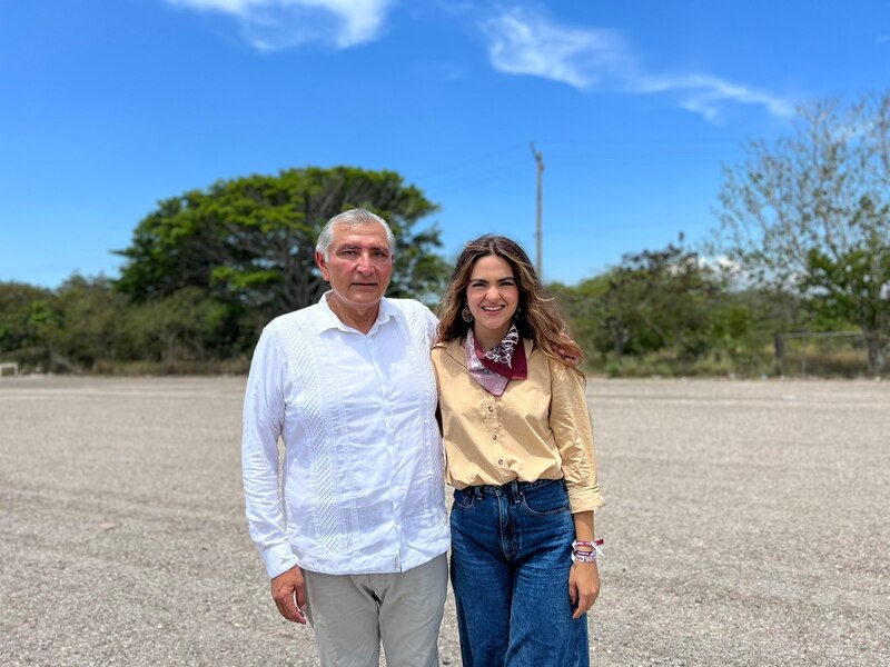 Un padre y su hija sonríen para una foto