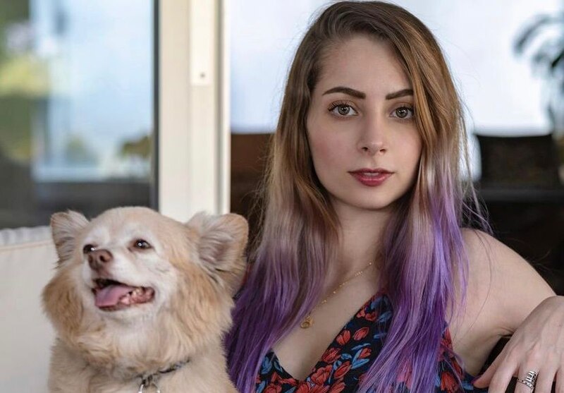 Mujer joven con perro chihuahua