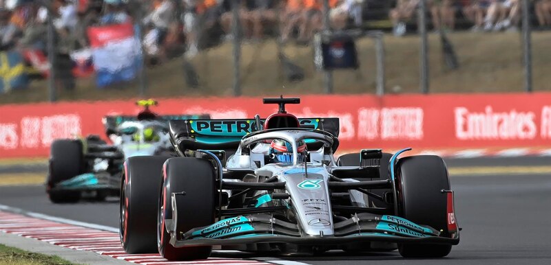 El piloto de Mercedes, Lewis Hamilton, lidera el Gran Premio de Países Bajos 2022.
