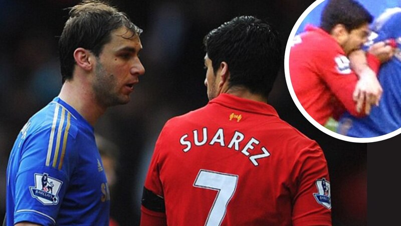 Suárez muerde a Ivanovic