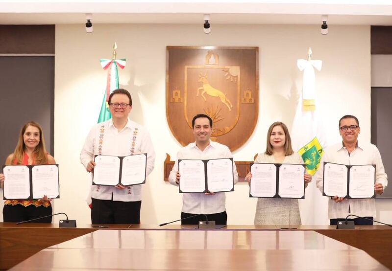 Firma de convenio entre el gobierno y la empresa privada para la construcción de un nuevo hospital