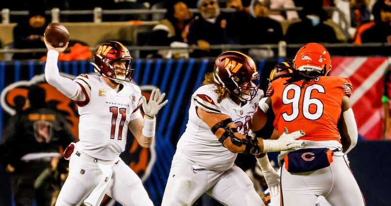 El mariscal de campo de Washington, Taylor Heinicke, lanza un pase durante el partido contra los Chicago Bears.