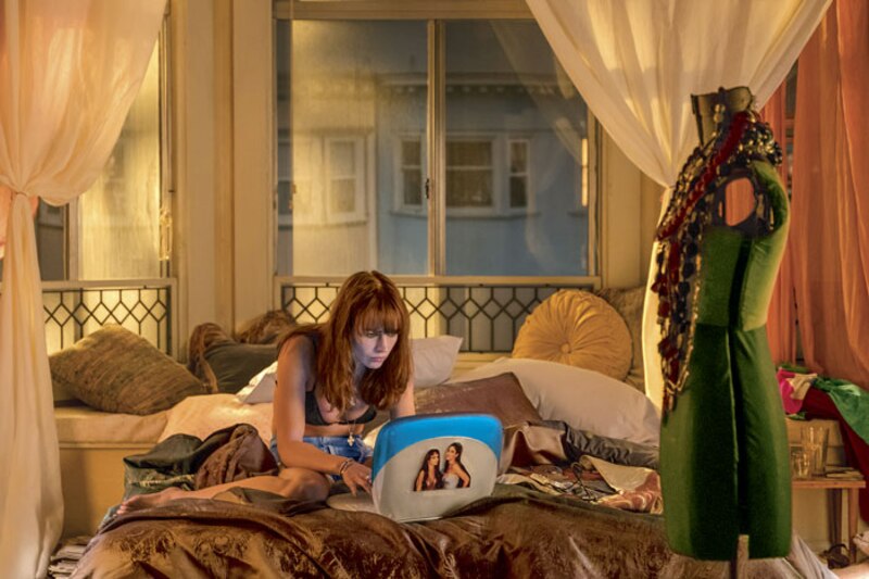 Mujer joven usando una computadora portátil en la cama