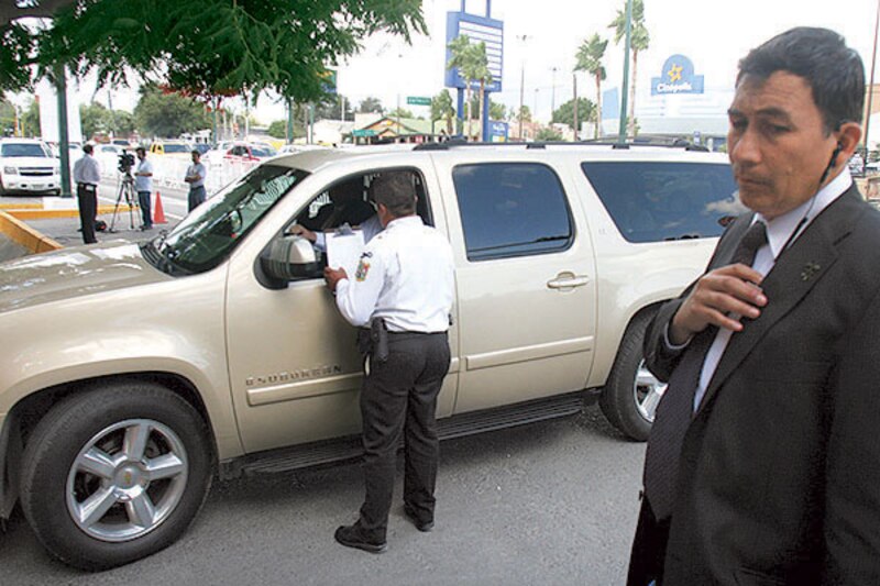 Un policía detiene un vehículo para una inspección de rutina.
