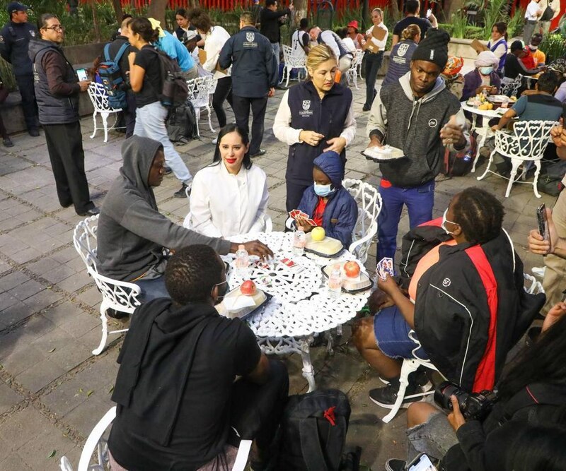 Voluntarios reparten comida a personas sin hogar en la Ciudad de México