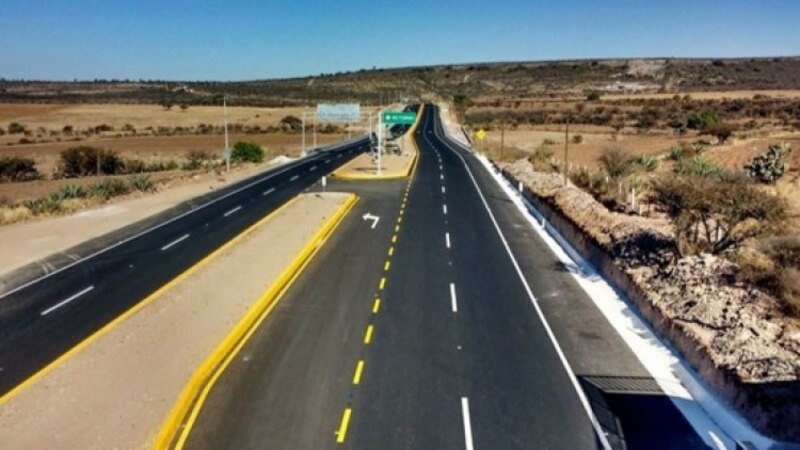 Carretera en medio del campo