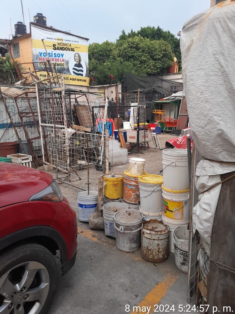 Un estacionamiento lleno de botes de pintura