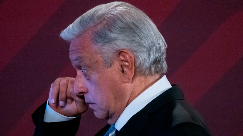 El presidente López Obrador tose durante una conferencia de prensa