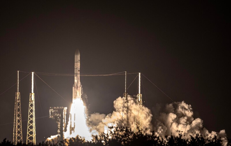 Lanzamiento de un cohete SpaceX Falcon 9 desde Cabo Cañaveral