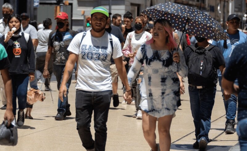 Jóvenes caminando por la calle