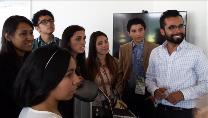 Estudiantes escuchando a un profesor en una clase.