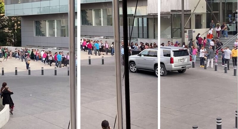 Multitud de personas esperando en la fila para entrar a un lugar