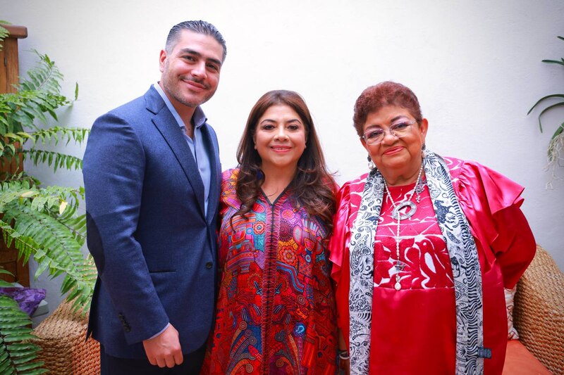 La actriz mexicana Yalitza Aparicio junto a dos mujeres indígenas en un evento.