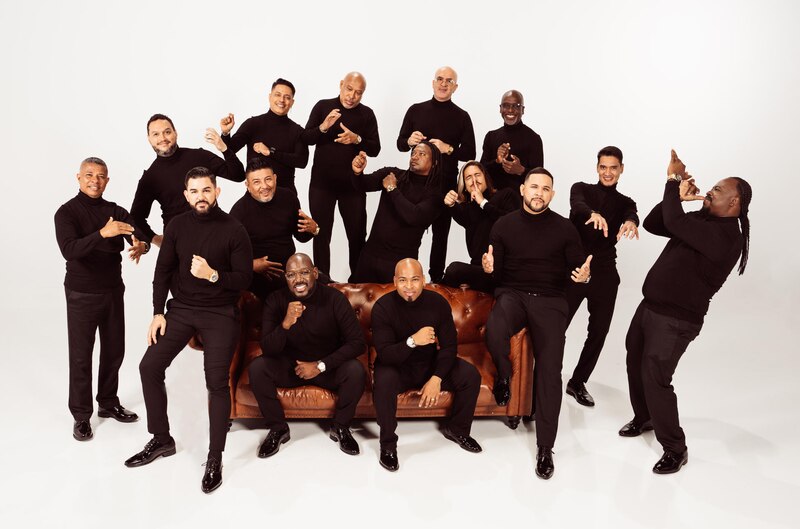 Grupo de hombres latinos vestidos de negro