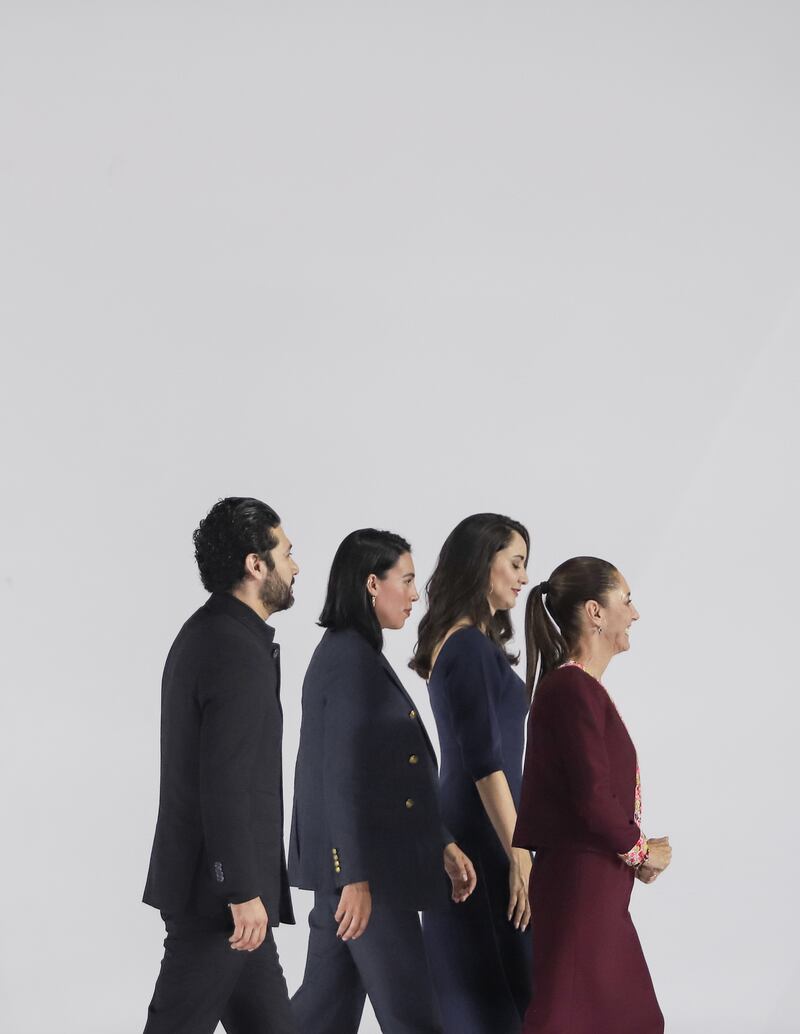 Ministras españolas caminan juntas