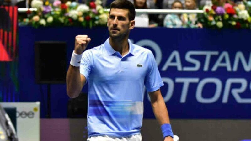 Novak Djokovic celebra su victoria en el torneo de tenis de Astaná.