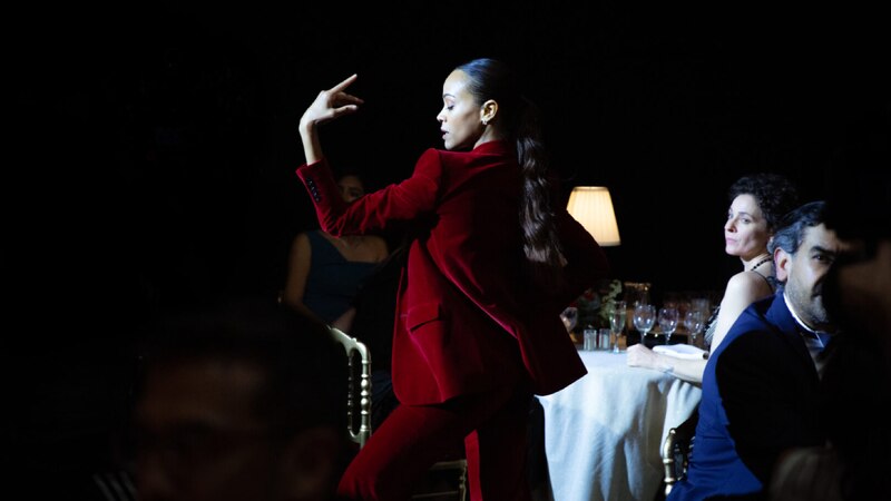La mujer del traje rojo
