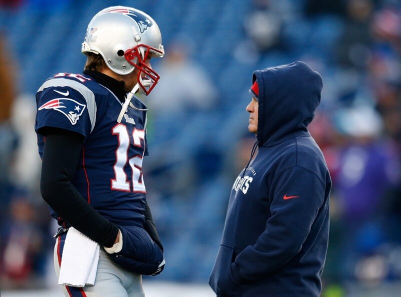 Tom Brady y Bill Belichick, entrenador y jugador de fútbol americano.