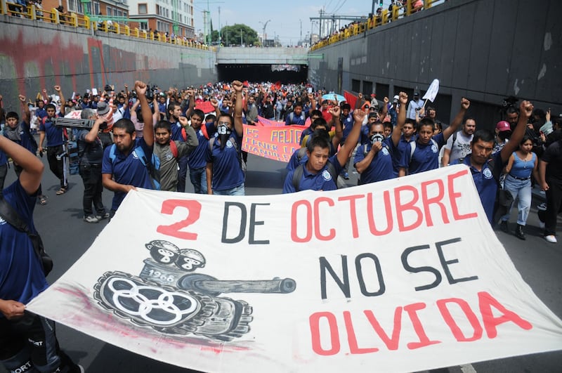 Marcha por el aniversario de la matanza del 2 de octubre en Tlatelolco