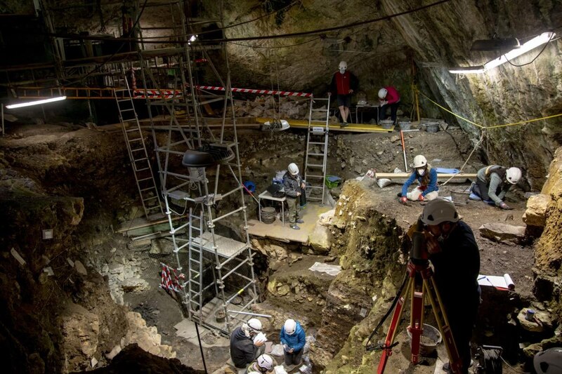 Un equipo de arqueólogos trabaja en una cueva