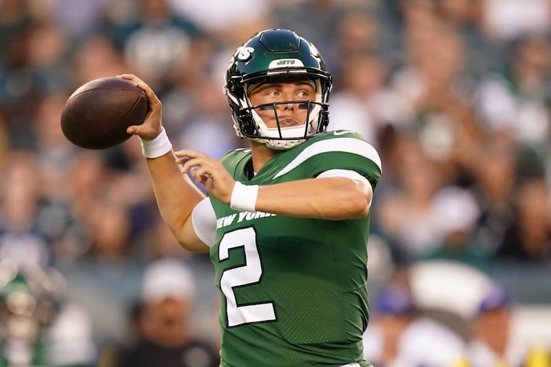 Zach Wilson, quarterback de los Jets de Nueva York, lanza un pase durante un partido de pretemporada contra los Giants de Nueva York.