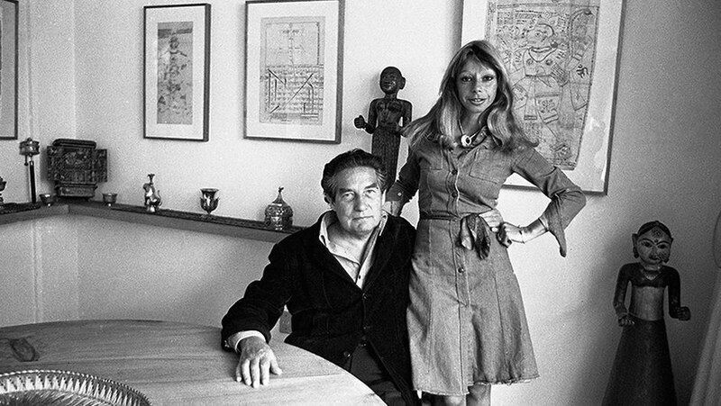 El escritor argentino Jorge Luis Borges junto a María Kodama en su casa de la calle Maipú.