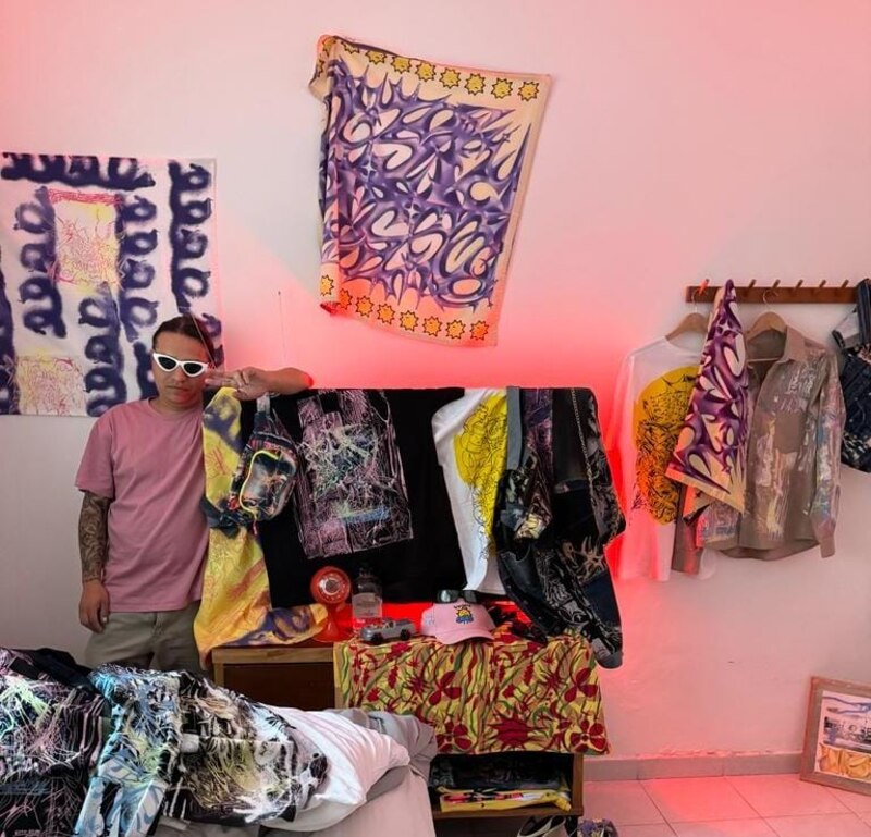 Artista visual en su estudio