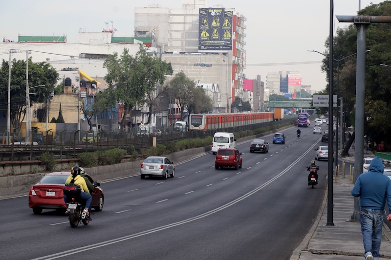 Calzada de Tlalpan luce con poca afluencia vehicular en vísperas de navidad.