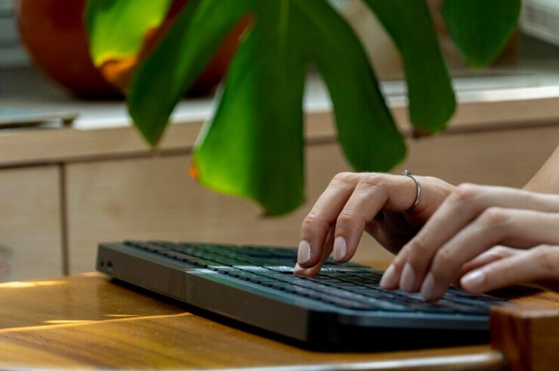 Mujer escribiendo en un teclado