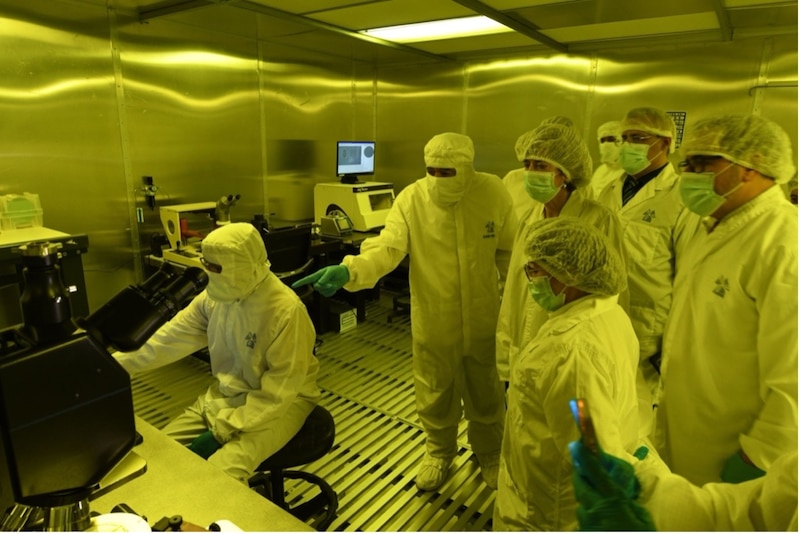 Rosaura Ruiz y autoridades recorren el cuarto limpio del INAOE como parte de una estrategia nacional en ciencia y tecnología.