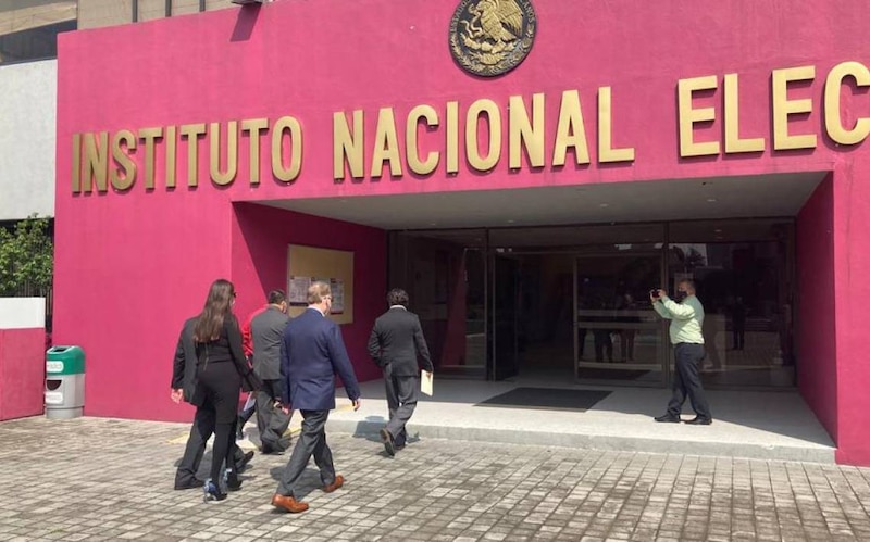 Personas entrando al Instituto Nacional Electoral