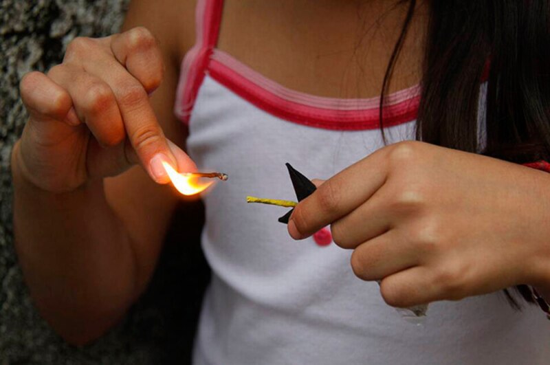 Niña encendiendo una mecha
