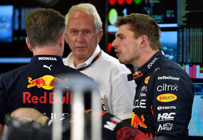 Max Verstappen, piloto de Red Bull, habla con su ingeniero de pista durante una carrera de Fórmula 1.