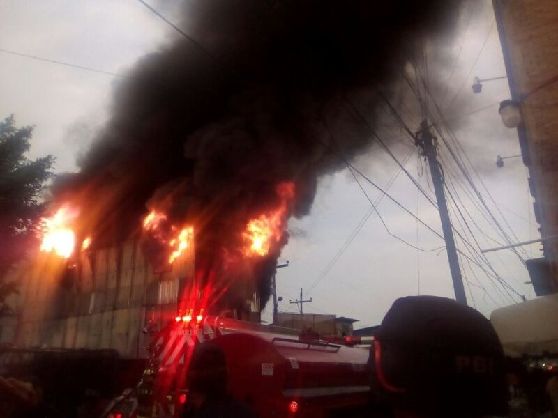 Incendio en una fábrica de colchones en el barrio de La Boca