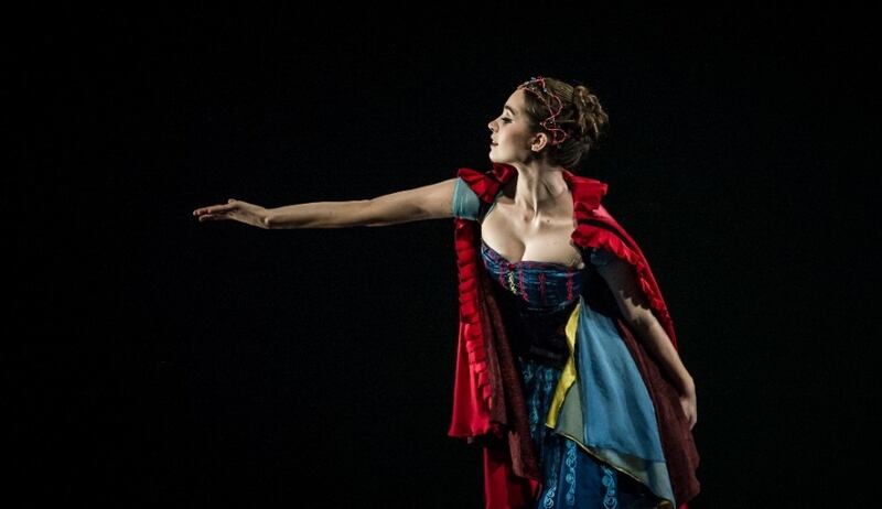 Bailarina de ballet en traje rojo y azul