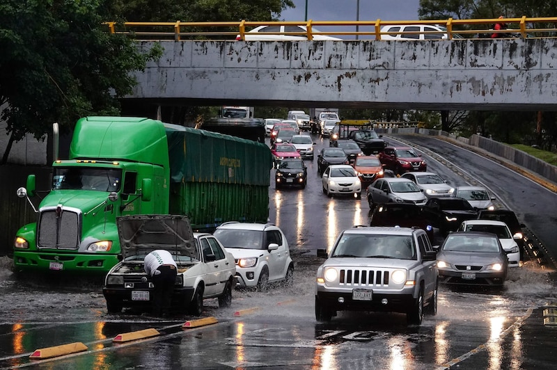 Intensas lluvias ocasionaron encharcamientos y caos vial y diversos puntos de la ciudad.