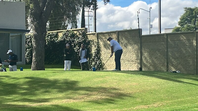 Jugadores de golf en un campo de golf